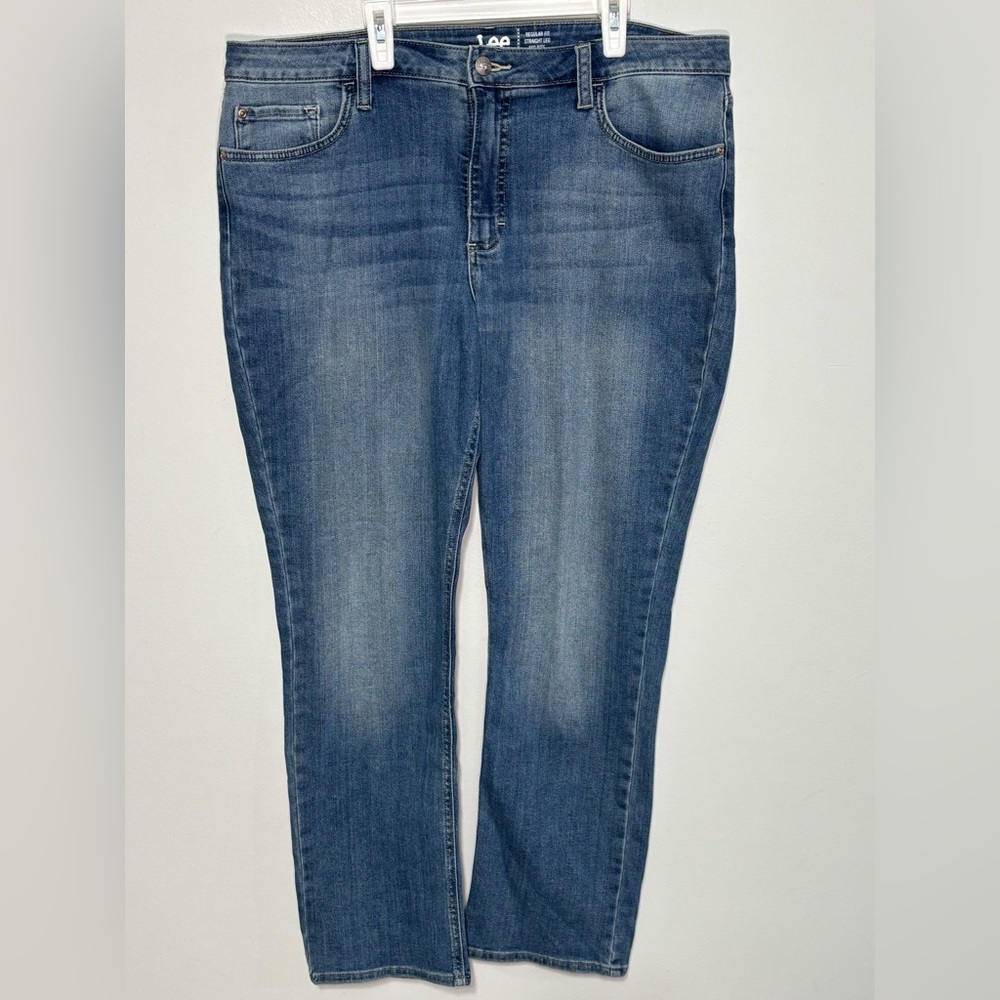 Lee Women's Relaxed Fit Straight Leg Mid Rise Jeans Color Blue 5 Pocket Size 16M